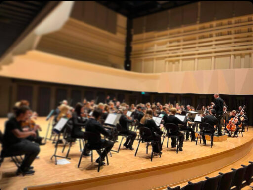 Foto som visar en stor stråkorkester med deltagare från kulturskolorna och Norrlandsoperans symfoniorkester. Bilden är tagen i konsertsalen på Norrlandsoperan i Umeå.