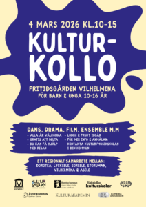 Affisch för Kulturkollo den 4 mars, fritidsgården i Vilhelmina. Beige bagrund, mörkblåa färgstänk och penseldrag, med textinformationen placerade inom dem.
