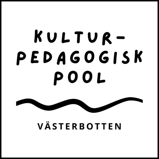 Kulturpedagogisk pool Västerbotten logotyp, vit bakgrund och svart text, delade med en vågig linje.